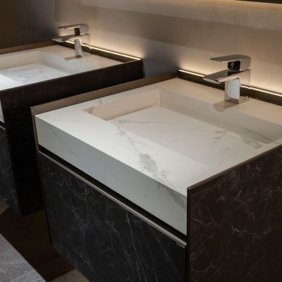 El cuarto de baño iluminado con LED, el armario de espejos de la vanidad con almacenamiento, la losa de roca blanca